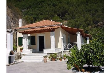 Grecia Chata Nisaki, Exterior